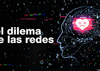 El Dilema de las Redes Sociales es un documental de Netflix que explora los efectos negativos de las redes sociales en la sociedad. A través de entrevistas con exempleados de grandes empresas tecnológicas y expertos en tecnología, el filme revela cómo estas plataformas están diseñadas para ser adictivas, manipulando el comportamiento y las emociones de los usuarios con el fin de maximizar el tiempo que pasan en ellas y los ingresos por publicidad. También aborda temas como la desinformación, la polarización social, la pérdida de privacidad y el impacto en la salud mental, especialmente entre los jóvenes. El documental hace un llamado a la reflexión sobre el uso consciente de la tecnología y la necesidad de regulación para proteger a los usuarios.