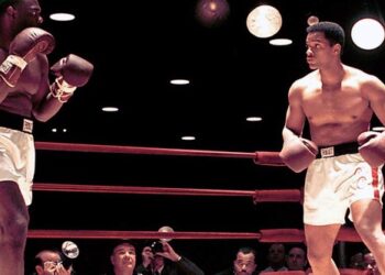 Ali (2001) es una película biográfica dirigida por Michael Mann, que narra la vida del icónico boxeador Muhammad Ali, interpretado por Will Smith. La película cubre una parte clave de la carrera y la vida personal de Ali, desde sus comienzos como Cassius Clay en la década de 1960 hasta su consolidación como uno de los más grandes campeones de la historia del boxeo.