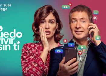 "No puedo vivir sin ti" (2024): Sinopsis: "No puedo vivir sin ti" es una comedia dramática que aborda un tema muy actual: la adicción al teléfono móvil. La película sigue la historia de Carlos, un ejecutivo de mediana edad que parece tenerlo todo: un trabajo exitoso, una familia y una vida aparentemente perfecta. Sin embargo, su obsesión con su teléfono móvil comienza a causar estragos en su entorno. Constantemente conectado, Carlos pasa más tiempo mirando su pantalla que interactuando con las personas que lo rodean. Esta adicción genera un distanciamiento cada vez mayor con su esposa, Adela, quien finalmente se harta de la situación y le plantea el divorcio. Ante la inminente pérdida de su familia, Carlos se ve obligado a enfrentar su adicción. Desesperado por recuperar a Adela, decide inscribirse en una terapia innovadora para adictos al celular. A través de esta terapia, Carlos deberá aprender a desconectarse, a vivir el presente y a valorar las relaciones humanas por encima de la tecnología. Elementos clave de la película: Comedia y drama: La película combina momentos cómicos con situaciones dramáticas, mostrando los absurdos y las consecuencias de la adicción al móvil. Crítica social: "No puedo vivir sin ti" reflexiona sobre el impacto de la tecnología en nuestras vidas y cómo la sobreexposición a las pantallas puede afectar nuestras relaciones personales. Autoayuda y superación: La película presenta un mensaje positivo sobre la posibilidad de cambiar y superar las adicciones, invitando al espectador a reflexionar sobre su propio uso del teléfono móvil. Elenco destacado: La película cuenta con la participación de Adrián Suar en el papel de Carlos, quien logra transmitir de manera convincente la evolución de su personaje. ¿Qué hace especial a esta película? Tema relevante: La adicción al móvil es un problema cada vez más común en nuestra sociedad, por lo que la película logra conectar con el público de una manera muy directa. Humor inteligente: La película utiliza el humor para abordar un tema serio, haciendo que el mensaje sea más fácil de asimilar. Reflexión sobre la vida moderna: "No puedo vivir sin ti" invita a reflexionar sobre el ritmo acelerado de la vida actual y la importancia de desconectarse para disfrutar de los momentos presentes. En resumen, "No puedo vivir sin ti" es una comedia dramática que entretiene y al mismo tiempo nos hace reflexionar sobre nuestra relación con la tecnología. Si estás buscando una película que te haga reír y pensar, esta es una excelente opción.