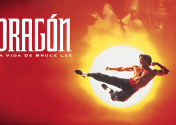 Jason Scott Lee interpretando a Bruce Lee en una escena de acción intensa en la película "Dragon: La vida de Bruce Lee" (1993), donde se muestra su habilidad en artes marciales.